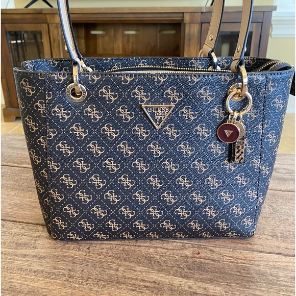 Guess Handbag NWOT Released 2024 - Picture 1 of 15